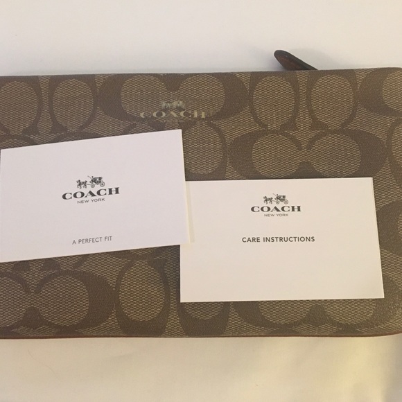 NWT Coach PVC Signature Large Wristlet - Picture 4 of 8